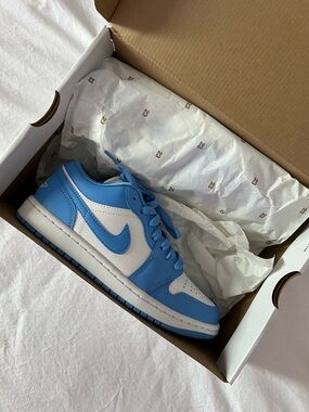 Nike Men’s Low-Top Sneaker in Light Blue and White